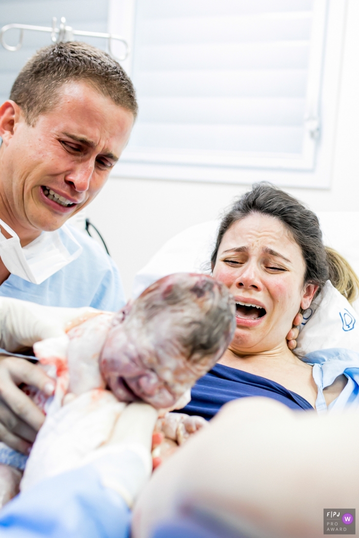 Maternidade Pro Matre Birth Photo of mom and dad overjoyed and emotional as their baby is born