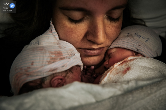 Photo by: <a href="https://www.fpja.com/documentary-family-photography-contests/sandra-van-der-meulen/noord-holland/2107013">Sandra van der Meulen - Netherlands</a> Noord Holland Birth image of a mom with her newly born twiins