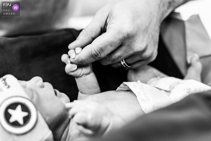 Hospital e Maternidade São Luiz Itaim photo de naissance du nouveau-né tenant la main de papa