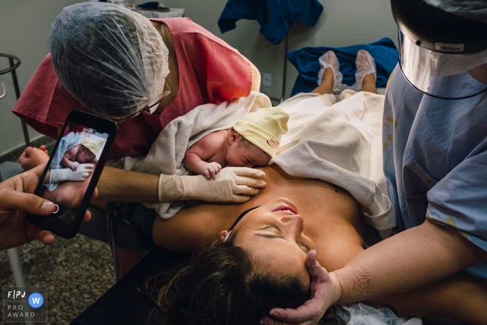 Photo by: <a href="https://www.fpja.com/documentary-family-photography-contests/marcos-paulo/sao-paulo/2107164">Marcos Paulo - Brazil</a> Sauo Paulo Birthing image of the obstetrician's affection after childbirth