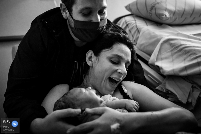 Minas Gerais Birth Photographie de la joie du couple d'avoir leur bébé à Mater Dei