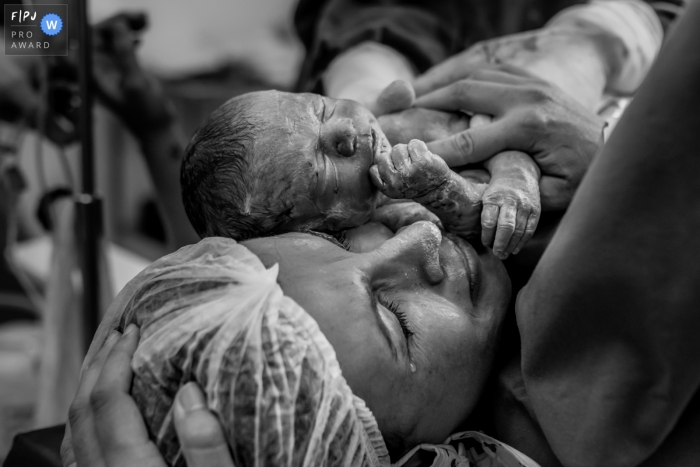 Maternidade Lilia Neves photographie de naissance | émotion du moment le plus attendu par la famille, où les larmes coulent sur le visage