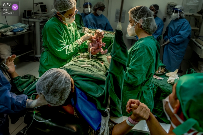 Maternidade LiliaNeves Photographe de naissance | remerciant Dieu pour l'arrivée de leur fille