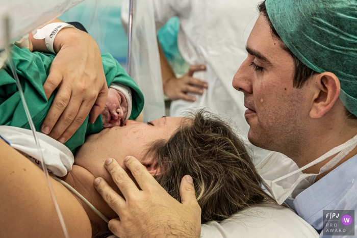 Father's emotion when seeing his daughter for the first time at Maternidade Perinatal 