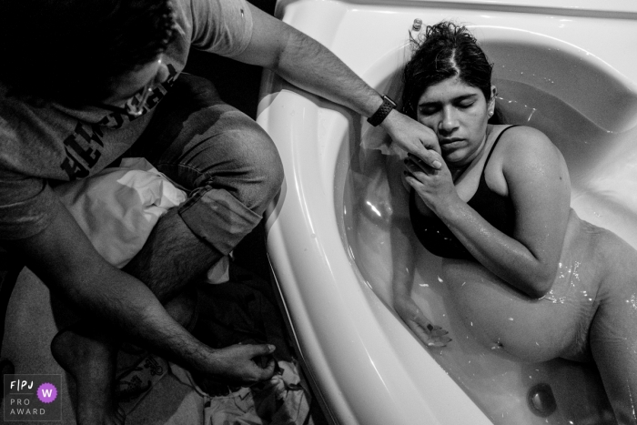 Photo by: <a href="https://www.fpja.com/documentary-family-photography-contests/lisandro-castro/cuiab%C3%A1/2107989">Lisandro Castro - Brazil</a> Hospital Santa Rosa birth photo of mom in birthing tub waiting for the new addition to arrive