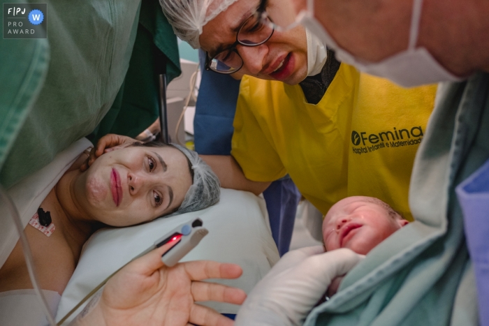 Hôpital Santa Rosa Chambre d'accouchement photo de la maman submergée par beaucoup d'émotion lorsqu'elle rencontre son fils