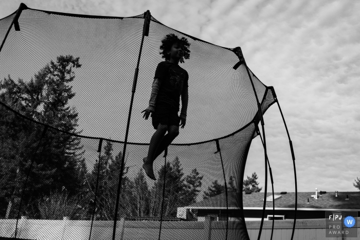 Photo by: <a href="https://www.fpja.com/documentary-family-photography-contests/lavinia-nitu/modena/2106977">Lavinia Nitu - Italy</a> Emilia-Romagna Documentary Family Photo | High jump on the trampoline