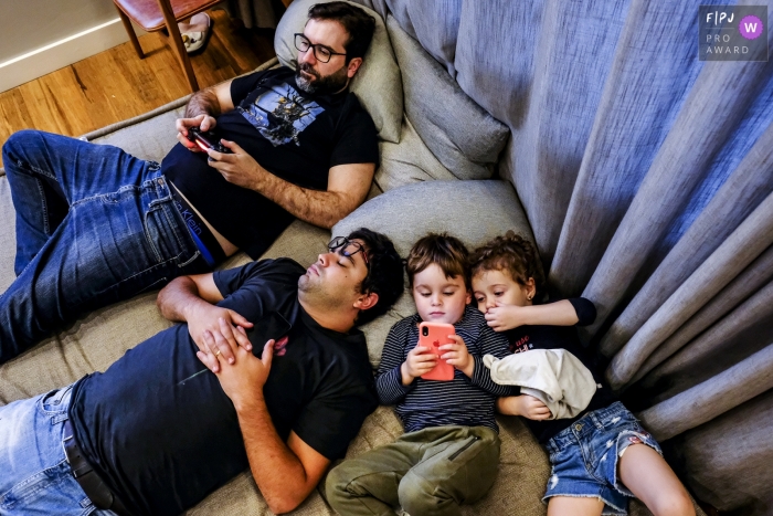 Minas Gerais Family Photography showing a family enjoys the day with games and naps Minas Gerais Family Photography | a family enjoys the day with games and naps