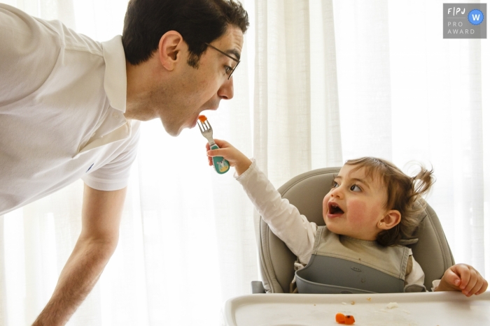 Photo by: <a href="https://www.fpja.com/documentary-family-photography-contests/graziela-ventura/sao-paulo/2107376">Graziela Ventura - Brazil</a> It is lunch time with dad in this Sao Paulo Documentary Family Session