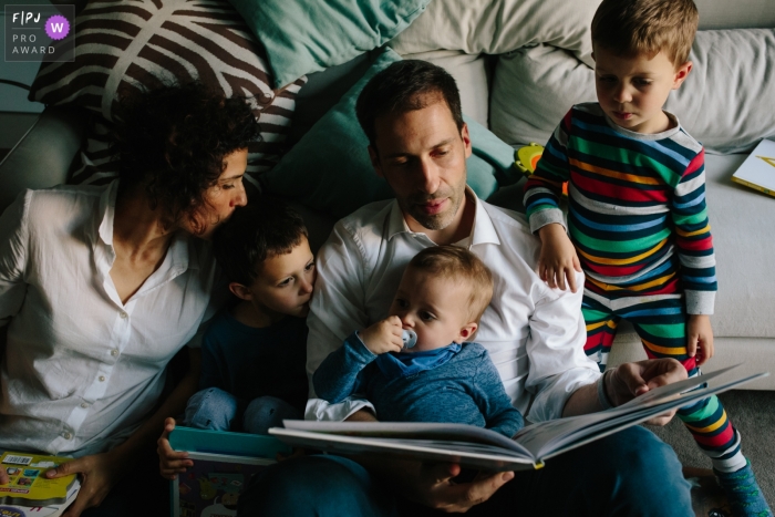 Family reading a story before bed time in this Aveiro family photo session Family reading a story before bed time in this Aveiro family photo session