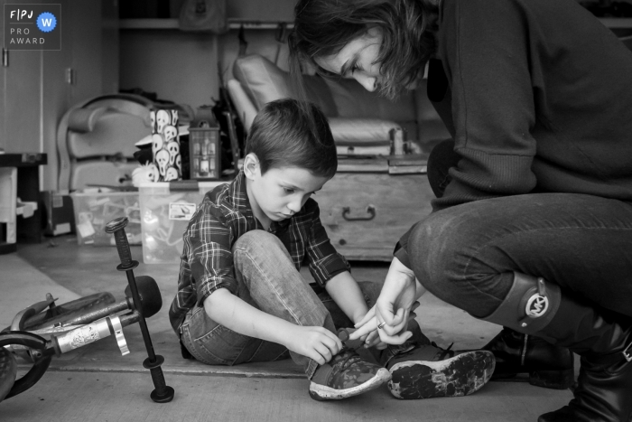 Ventura Documentary Family image d'un jeune garçon apprenant à nouer ses chaussures