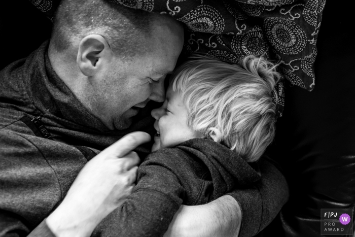 Photo by: <a href="https://www.fpja.com/documentary-family-photography-contests/marieke-zentjens/eindhoven/2107934">Marieke Zentjens - Netherlands</a> Eindhoven Documentary Family Photography | Daddy and son have a happy moment together