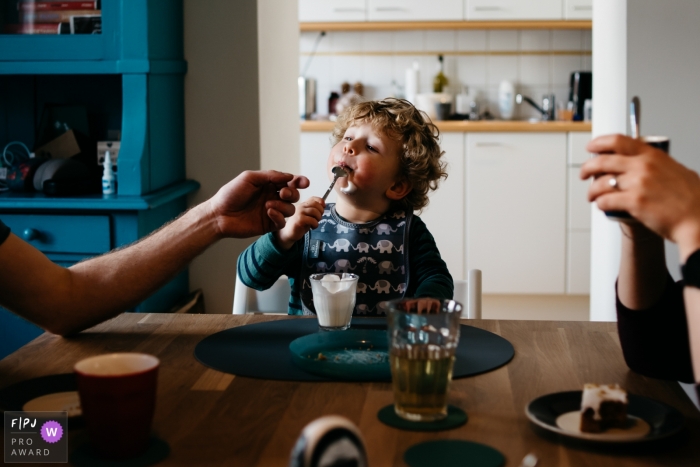 Photo by: <a href="https://www.fpja.com/documentary-family-photography-contests/marieke-zentjens/eindhoven/2107941">Marieke Zentjens - Netherlands</a> Noord Brabant Documentary Family Photographer | family sitting at the table for a snack