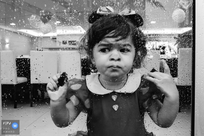 Cuiaba Documentary Family Photo showing a young girl takes a look outside Cuiaba Documentary Family Photographer | young girl takes a look outside