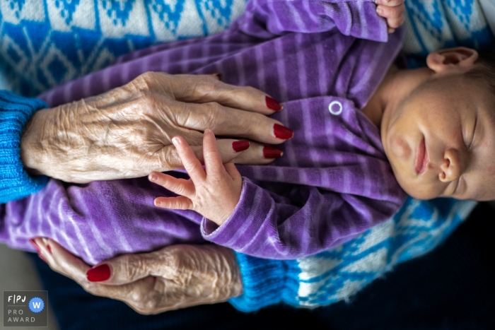 Photo by: <a href="https://www.fpja.com/documentary-family-photography-contests/cibele-barreto-mendes/sao-paulo/2108020">Cibele Barreto Mendes - Brazil</a> Sao Paulo family photo of a woman holding her great grandson on her lap