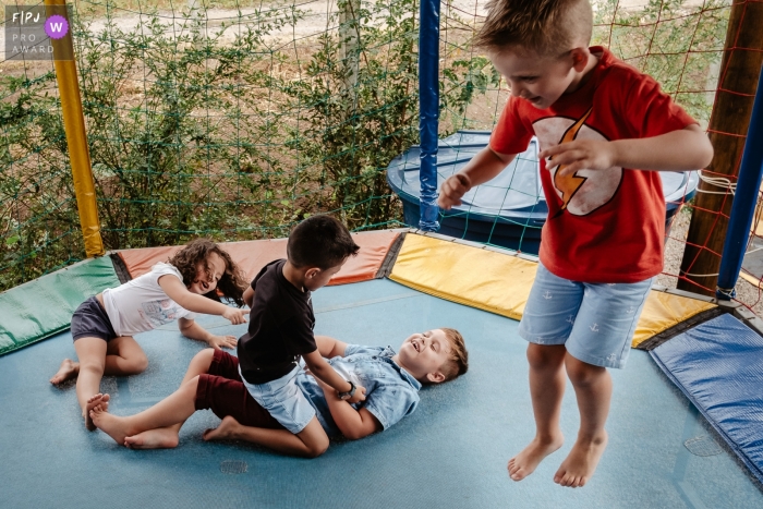 Photo by: <a href="https://www.fpja.com/documentary-family-photography-contests/thiago-braga/florianopolis/2108228">Thiago Braga - Brazil</a> Florianopolis Documentary Family Photographer | children playing on the trampoline on a children's birthday.