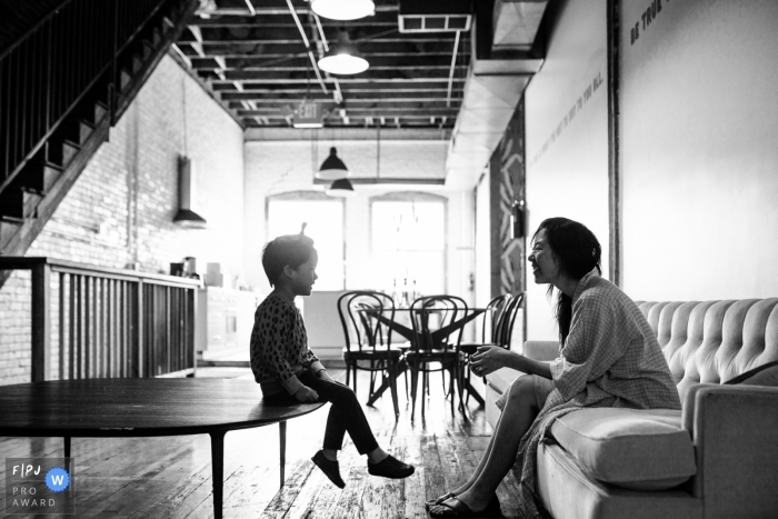 Photographe documentaire familial Los Angeles | maman et fils ont une bonne conversation ensemble