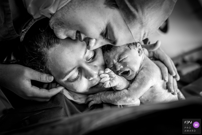 Photo by: <a href="https://www.fpja.com/documentary-family-photography-contests/alessandra-corveloni/rio-de-janeiro/2109003">Alessandra Corveloni - Brazil</a> RJ family birth photos from a newborn session at Maternidade Lilia Neves of mom, dad, and new baby