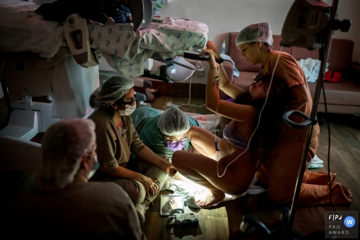 Photo by: <a href="https://www.fpja.com/documentary-family-photography-contests/ivete-siqueira-da-franca-bueno/sao-paulo/2109199">Ivete Siqueira da Franca Bueno - Brazil</a> SP birth image session at Maternidade São Luis Itaim Bibi