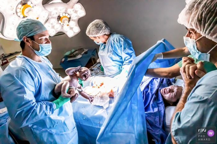 Photo by: <a href="https://www.fpja.com/documentary-family-photography-contests/mayara-melo/guarulhos/2109311">Mayara Melo - Brazil</a> SP birth image shoot at the Unidade Morumbi - Hospital Israelita Albert Einstein