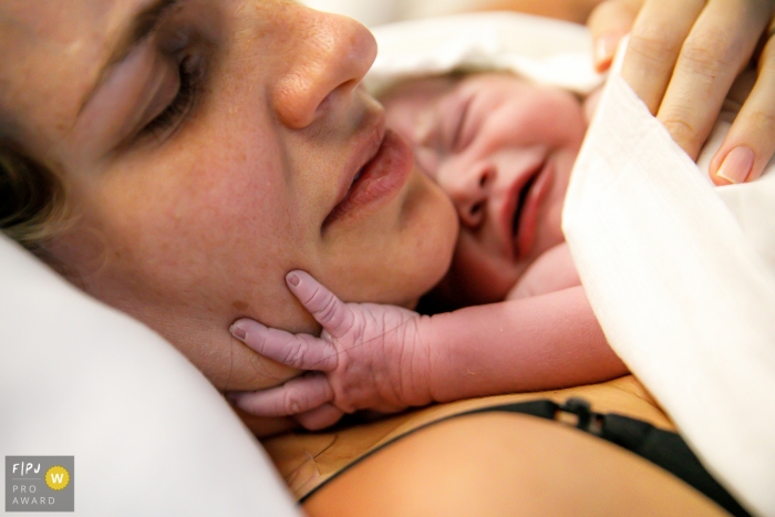 Photo by: <a href="https://www.fpja.com/documentary-family-photography-contests/ellen-brito/sao-paulo/2109401">Ellen Brito - Brazil</a> SP hospital image shoot of the birth at Hospital Israelita Albert Einstein