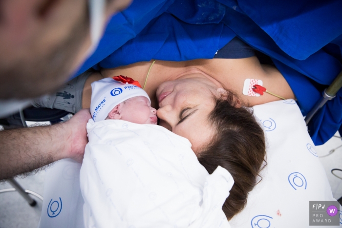 Photo by: <a href="https://www.fpja.com/documentary-family-photography-contests/denise-eisenhauer/sao-paulo/2109426">Denise Eisenhauer - Brazil</a> Maternidade Pro Matre birth picture of a mother having a first encournter with her new baby