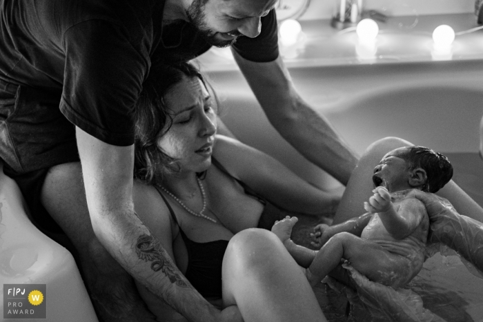 Photo by: <a href="https://www.fpja.com/documentary-family-photography-contests/lisandro-castro/cuiab%C3%A1/2109525">Lisandro Castro - Brazil</a> Black and white MG water birth photography at Hospital Santa Rosa