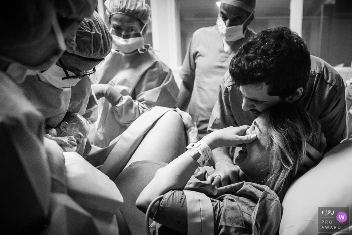 Photo by: <a href="https://www.fpja.com/documentary-family-photography-contests/gab-campello/sao-paulo/2109760">Gab Campello - Brazil</a> SP black and white Brazil documentary-style birth photo shoot at Maternidade - Hospital Israelita Albert Einstein