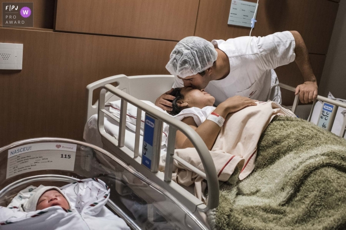 Photo by: <a href="https://www.fpja.com/documentary-family-photography-contests/clara-sampaio/rio-de-janeiro/2110075">Clara Sampaio - Brazil</a> RJ documentary-style birth photo shoot at the hospital with mom, dad and baby After a long night of labor at São José Health House