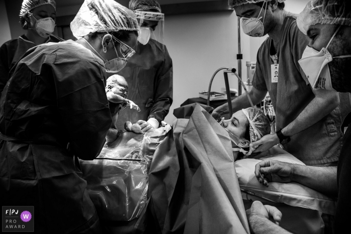 Photo by: <a href="https://www.fpja.com/documentary-family-photography-contests/priscilla-mondo/sao-paulo/2110143">Priscilla Mondo - Brazil</a> Brazil birthing pictures from a SP hospital photo shoot with love at first sight at Albert Einstein