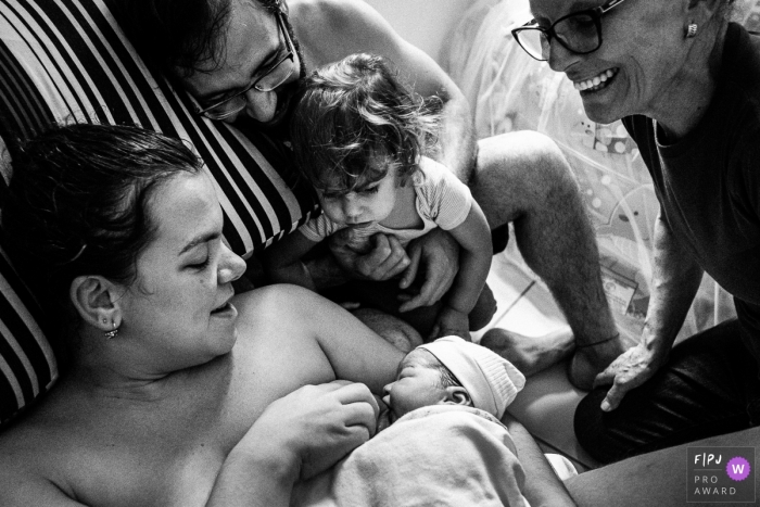 Photo by: <a href="https://www.fpja.com/documentary-family-photography-contests/marcos-paulo/sao-paulo/2110217">Marcos Paulo - Brazil</a> Sao Paulo Family Photographer documents an older sister watching her little sister breastfeeding