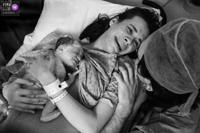 Photo by: <a href="https://www.fpja.com/documentary-family-photography-contests/cibele-piovesan/sao-paulo/2110242">Cibele Piovesan - Brazil</a> The new parents are thrilled by daughter's arrival captured by a Sao Paulo Family Photographer