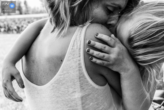 Photo by: <a href="https://www.fpja.com/documentary-family-photography-contests/kim-de-graeve/east-flanders/2108459">Kim De Graeve - Belgium</a> East Flanders family photo showing When kisses are as tight as you can get