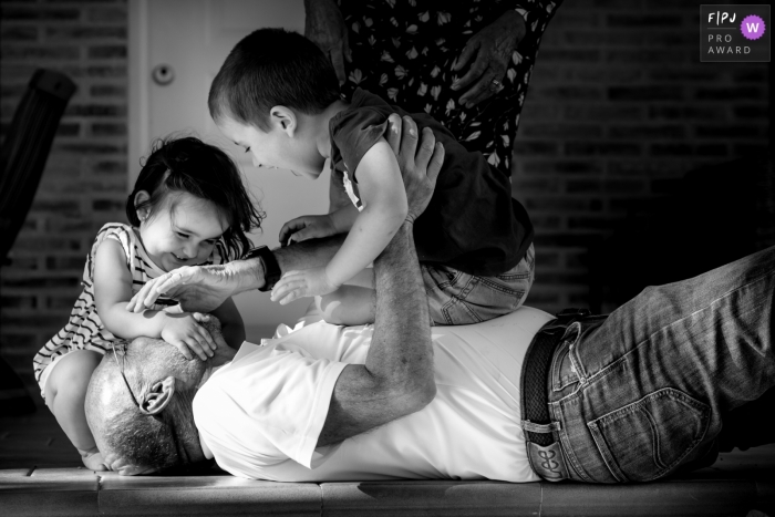 Photo by: <a href="https://www.fpja.com/documentary-family-photography-contests/antonio-calatayud/valencia/2108537">Antonio Calatayud - Spain</a> Valencia Spain family photographer captured the kids playing with grandpa