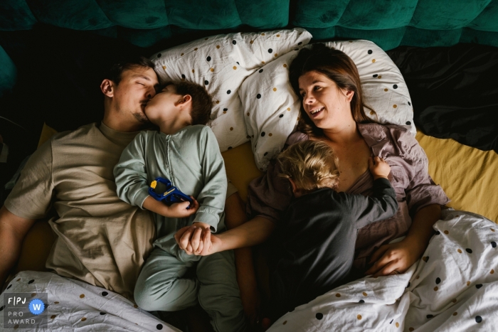 Photo by: <a href="https://www.fpja.com/documentary-family-photography-contests/sharron-gibson/bedfordshire/2108711">Sharron Gibson - United Kingdom</a> England Family in bed together - morning routines during their Bedfordshire family photo shoot
