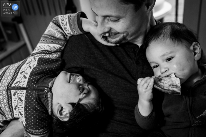 Black and white Hamburg family photography session in the home of a dad with his sons in Germany