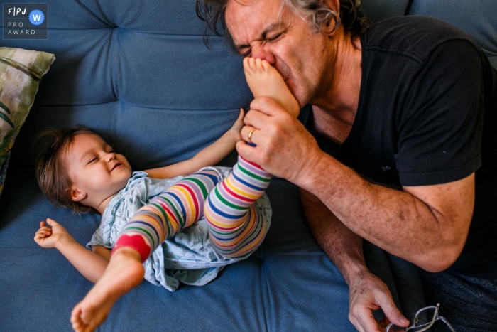 Photo by: <a href="https://www.fpja.com/documentary-family-photography-contests/adriana-costa/belo-horizonte/2109113">Adriana Costa - Brazil</a> MG family dad photography capturing a loving moment between father and daughter in Brazil