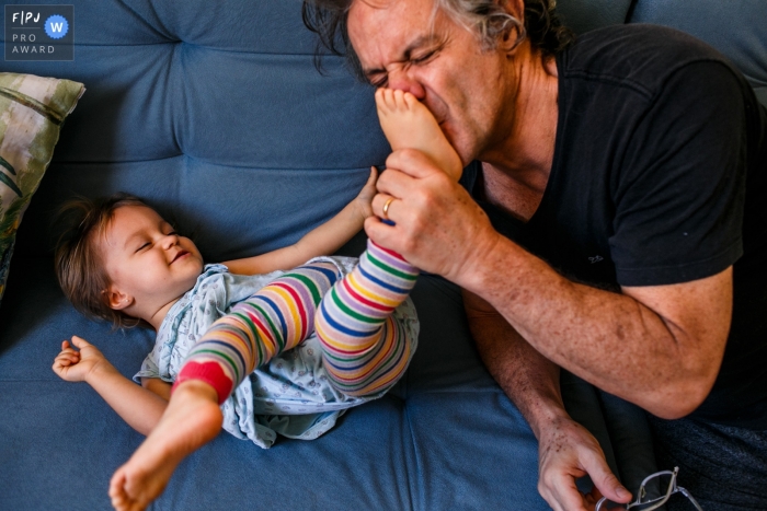 MG family dad photography capturing a loving moment between father and daughter in Brazil