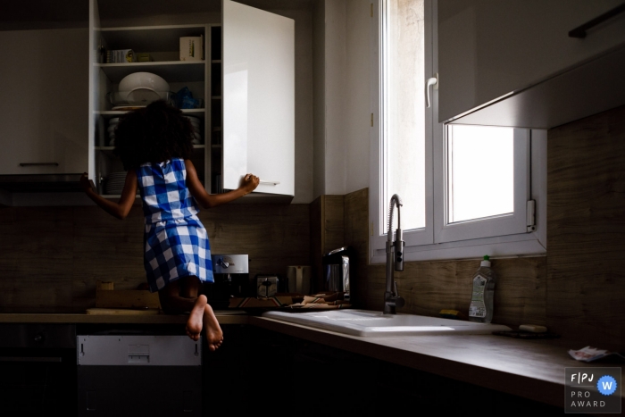 Photo by: <a href="https://www.fpja.com/documentary-family-photography-contests/annie-gozard/paris/2109152">Annie Gozard - France</a> France kitchen documentary-style family photo session from Ile-de-France