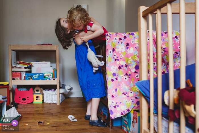 Photo by: <a href="https://www.fpja.com/documentary-family-photography-contests/annie-gozard/paris/2109154">Annie Gozard - France</a> Paris family/sibling playing image session in the home of Ile-de-France children