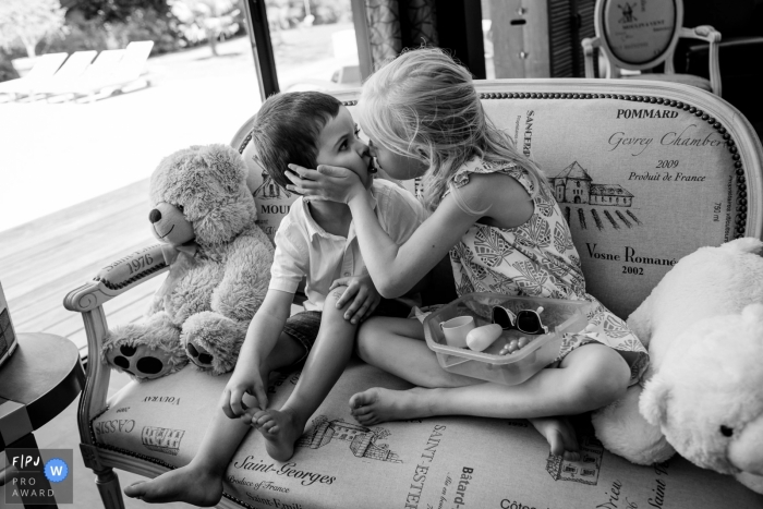 Photo by: <a href="https://www.fpja.com/documentary-family-photography-contests/sybil-rondeau/nantes/2109218">Sybil Rondeau - France</a> Nantes black and white timeless family photography showing a Siblings argument