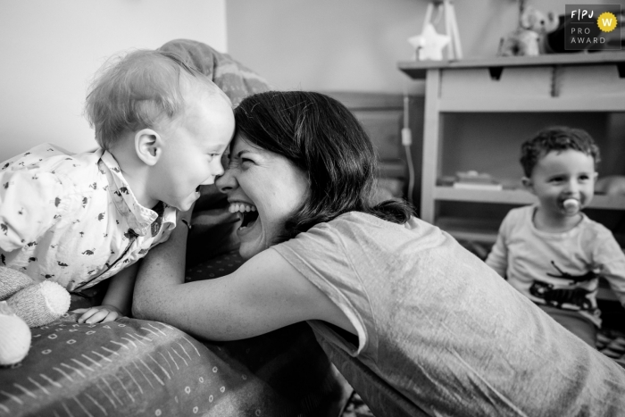 Black and white Nantes documentary-style family photo session showing a Complicity moment between mum and son