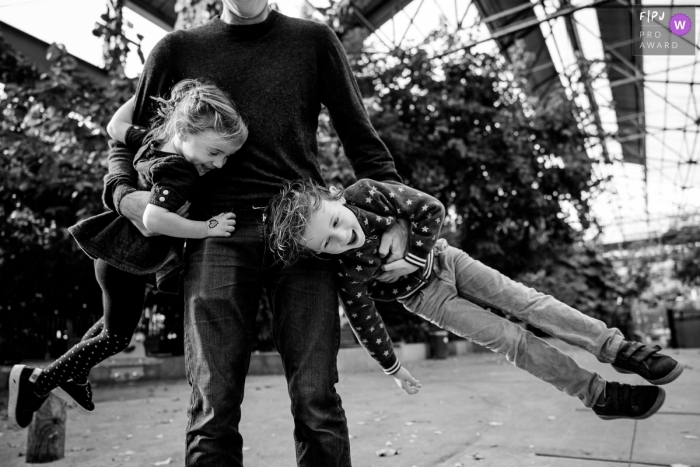 Photo by: <a href="https://www.fpja.com/documentary-family-photography-contests/sybil-rondeau/nantes/2109239">Sybil Rondeau - France</a> Nantes family pictures from an outing photo shoot and it's Time to come back home