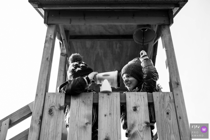 NL twins and family photography outdoors in black and white on a play tower in Eindhoven 