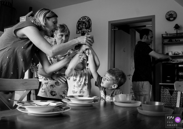 Photo by: <a href="https://www.fpja.com/documentary-family-photography-contests/gabriella-feyer/nimes/2110052">Gabriella Feyer - France</a> Gard documentary-style family photo shoot from the kitchen in Nimes with preparation for family dinner