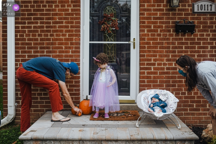 Photo by: <a href="https://www.fpja.com/documentary-family-photography-contests/fleur-gedamke/maryland/2110223">Fleur Gedamke - United States</a> Maryland family photo from Halloween 2020. The neighborhood parade was cancelled due to COVID, but children still wanted to dress up and come out the front of their houses to show their costumes