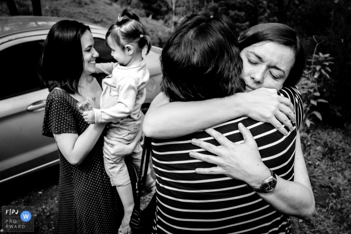 Florianopolis family photographer captures a family farewell, with hugs and lots of emotion