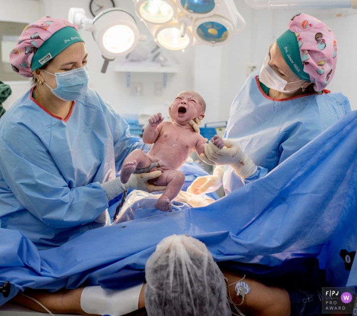 Photo by: <a href="https://www.fpja.com/documentary-family-photography-contests/alessandra-corveloni/rio-de-janeiro/2110739">Alessandra Corveloni - Brazil</a> Campos dos Goytacazes hospital documentary birth photography showing the arrival of the newborn baby