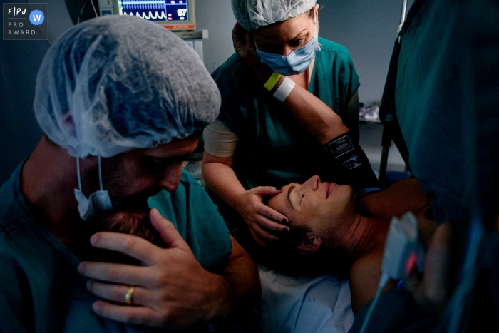 Photo by: <a href="https://www.fpja.com/documentary-family-photography-contests/karoline-saadi/ribeirao-preto/2111021">Karoline Saadi - Brazil</a> Sao Paulo hospital documentary birth photography of mom, dad and their new baby