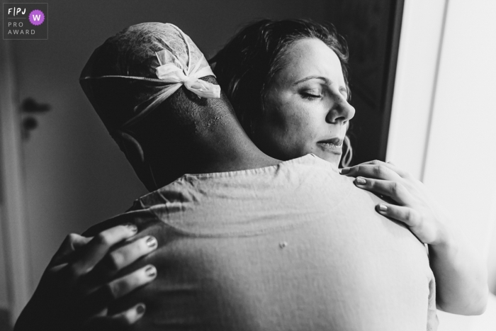Photo by: <a href="https://www.fpja.com/documentary-family-photography-contests/ellen-brito/sao-paulo/2111329">Ellen Brito - Brazil</a> Hospital e Maternidade São Luiz hospital natural birth photo with an Embrace that welcomes